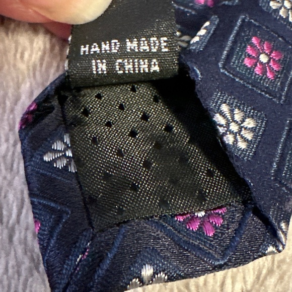 Pierre Cardin Men's Necktie Navy Blue Purple Floral Daisies Textured 100% silk - Picture 4 of 5